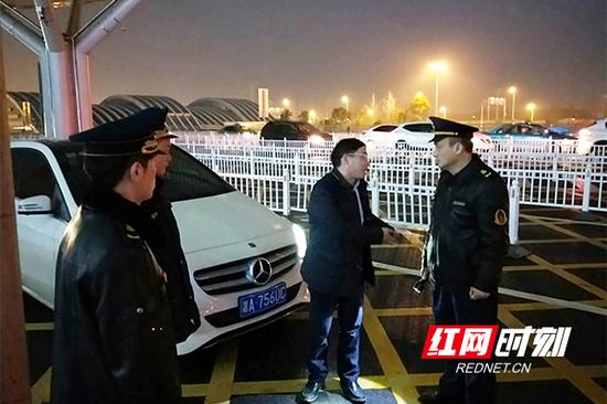 长沙火车南站地区加大站区“喊客拉客、倒票卖票、非法营运、乱停乱靠”等行为的整治。