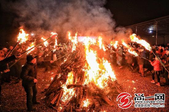 石门县夹山镇江家湾“牛灯节”点亮夜空