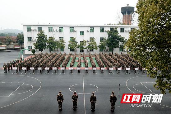 比武开始前,官兵们举行了开赛仪式。