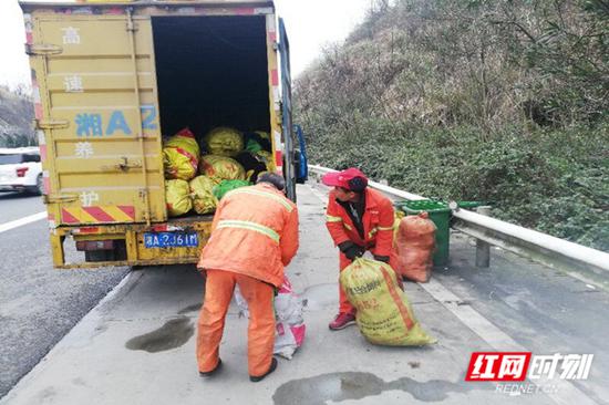 春运期间,养护工人加班加点将垃圾一车一车清理运走。