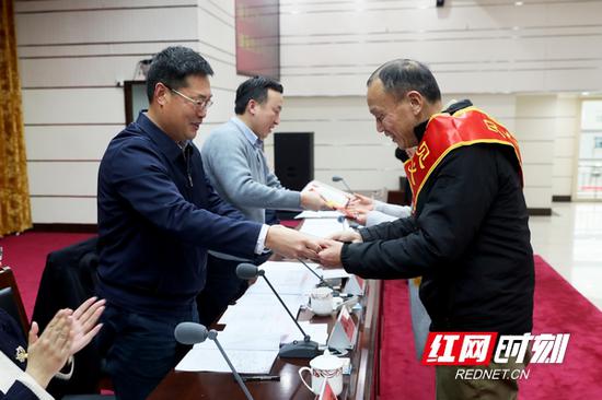 会上为周爱良、徐财茗颁发证书和奖励。