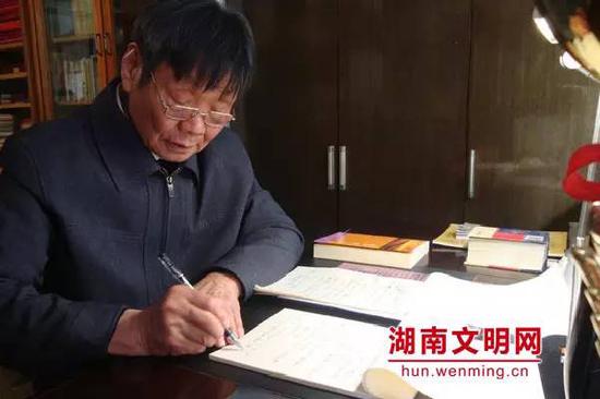 黄士元在写作。图片来源：湖南文明网