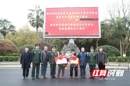 喜报送到家吉首现役军人李永功荣获三等功