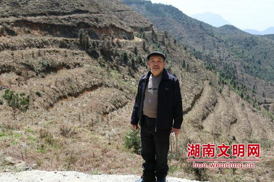 李本春与大山合影。图片来源：湖南文明网