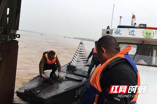 长沙航道管理局湘潭航道管理处恢复失常航标。