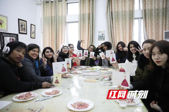 衡阳留学生制贺卡过“三八”（组图）