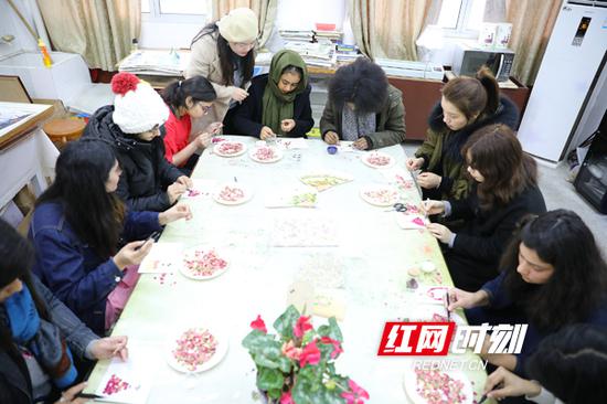 衡阳留学生制贺卡过“三八”（组图）