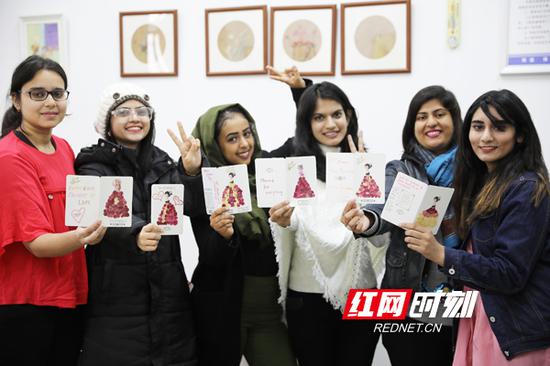 衡阳留学生制贺卡过“三八”（组图）