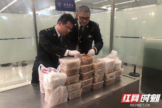 3月8日，长沙黄花机场海关从入境旅客行李中查获梭子蟹25盒，共19.19公斤。