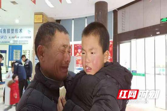 “黑衣哥”救人不留名 怀化全城寻找“活雷锋”