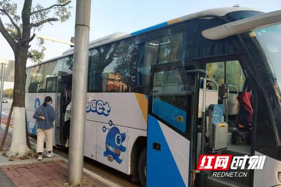 创谷园区企业员工搭乘接驳巴士。