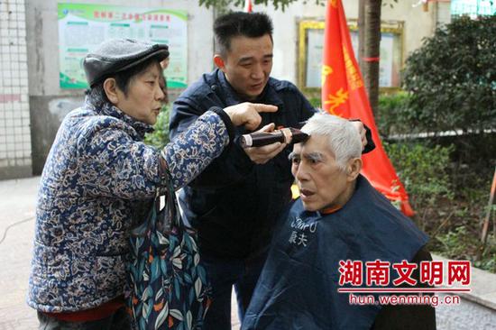 长沙：便民服务“接地气” 老人乐享“雷锋”温暖