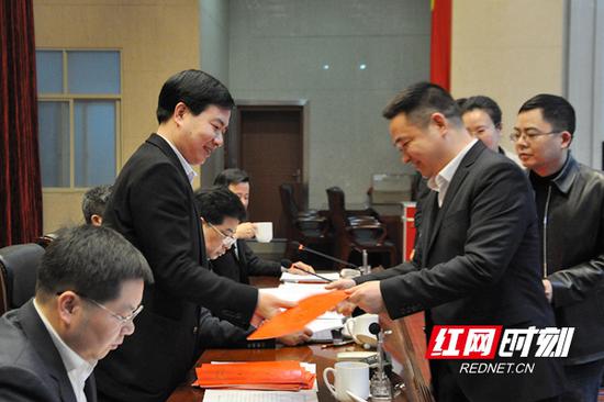 各区县市政府(管委会)负责人向副市长尹正锡递交工作责任状