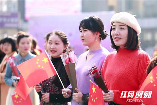 3月12日上午,郴州市苏仙区庆祝第109个“三八”国际劳动妇女节暨欢乐海岸“我和我的祖国”主题快闪活动在欢乐海岸商业街举行。