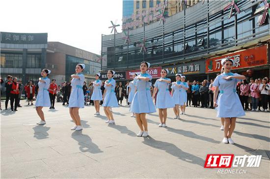 医护人员在现场跳健美操《救在行动》。