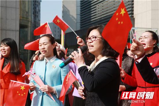 女老师们演唱《我和我的祖国》。