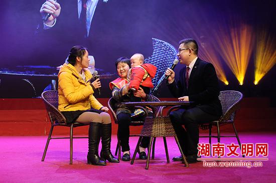 “中国好人”邓爱嫦?#36864;?#30340;女儿江萍?#37038;?#20027;持人现场采访。图片来源:湖南文明网 记者 彭团 摄