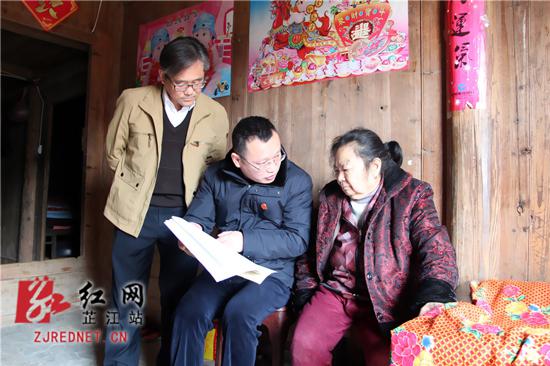 小李向张某解释法律条款。
