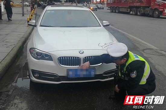 荷塘交警查获违法小车。