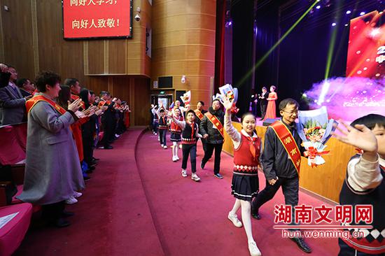 全体观众起立,用最热烈的掌声欢迎“中国好人”“湖南好人”入场。图片来源:湖南文明网 记者 彭团 摄