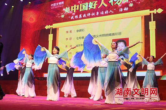 湘剧演唱《中国好人》。图片来源:湖南文明网 记者 彭团 摄