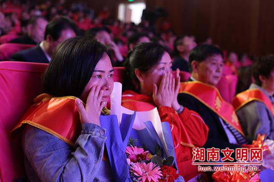 聆听好人故事,观众感动落泪。图片来源:湖南文明网 记者 彭团 摄
