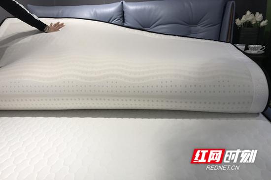 商家展示乳胶床垫。