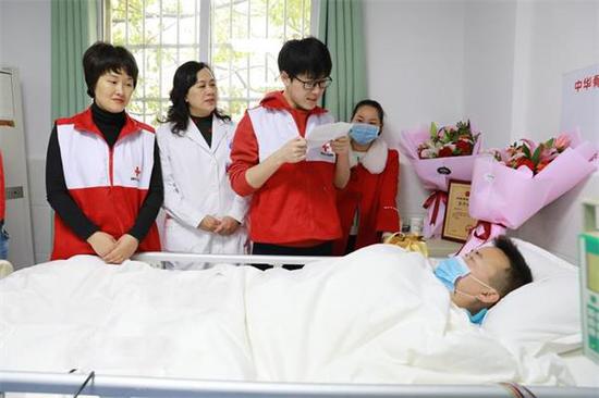 上海儿童医学中心的医生陈儒给刘明念小女孩亲人写的信。图片来源：长江信息报