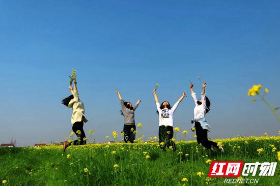 长江绿草如茵,放飞心情,与大自然亲密相拥。