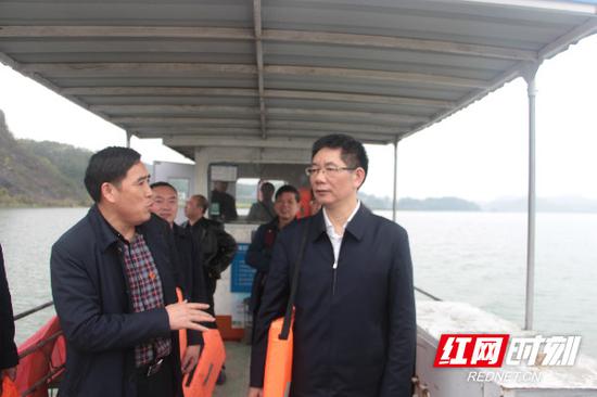 刘事青在邵阳县巡河(库)。