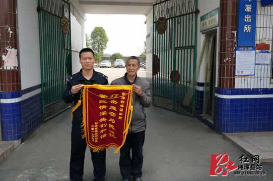胡师傅给民警送来锦旗。