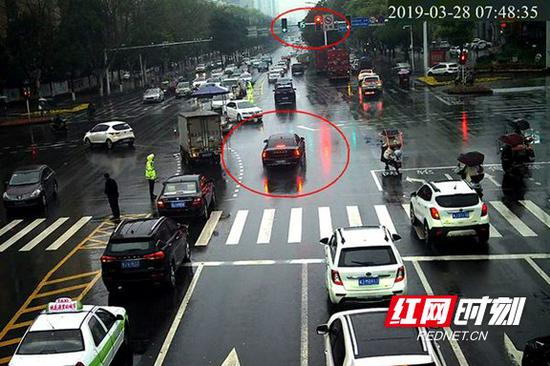 常德：挂临牌车辆闯红灯 交警现场处罚没商量