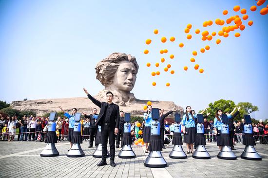 3月30日人机融合“快闪”在长沙橘子洲头上演。