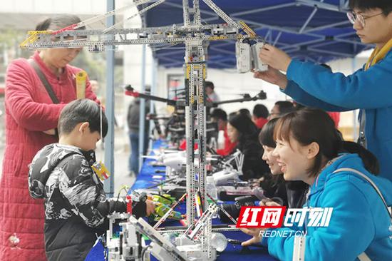 衡阳这些青少年不简单 机器人被玩出新花样