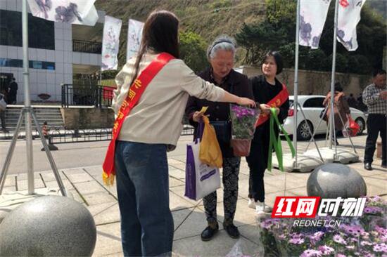 祭扫市民在免费兑换鲜花和绿丝带。