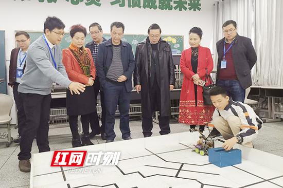 衡阳这些青少年不简单 机器人被玩出新花样