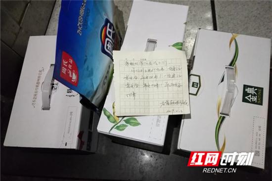 她“做贼一样”到消防值班室 放下东西就离开了