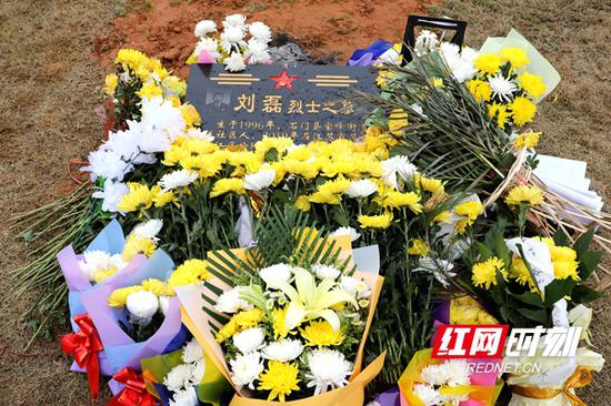 刘磊烈士墓前摆满鲜花，寄托哀思。