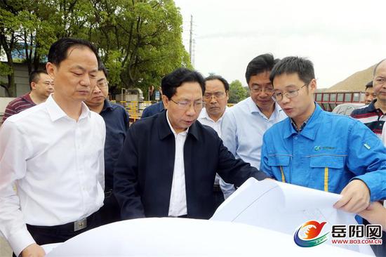 岳阳日报全媒体讯(记者 谢凌)4月9日,副市长黎作凤来到芭蕉湖开展巡湖检查,现场调度督办芭蕉湖污水处理、水环境综合整治等工作。