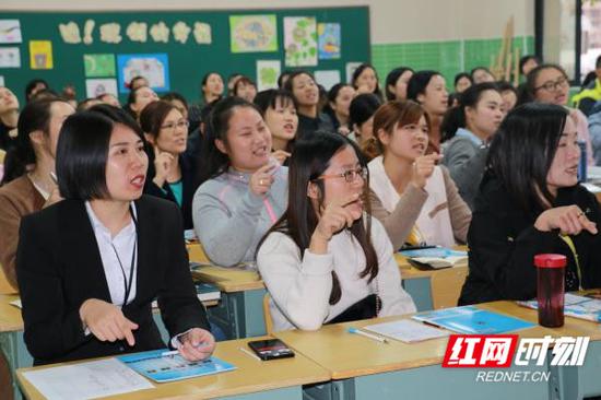 “汉字拟人书写”吸引众人。