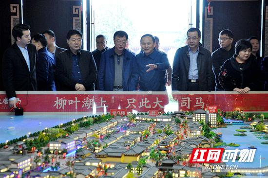常德市政协主席、市文旅康养专项小组组长李爱国(右?#27169;?#24102;队调?#23567;?><span class=