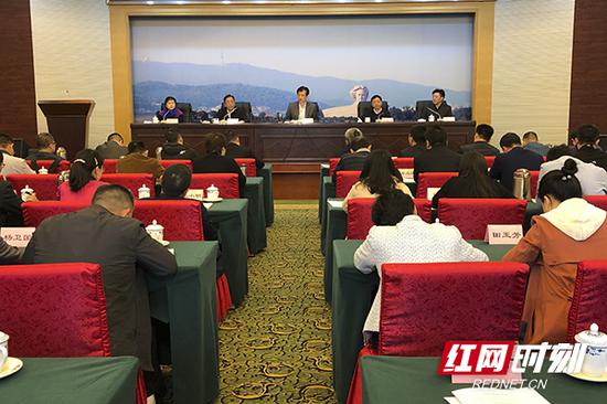 4月10日上午,省直新闻单位“记者在扶贫一线”活动在长沙启动。