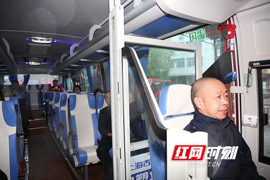 首趟南岳至衡阳中心城区的33座公交车上，坐了一半的乘客。