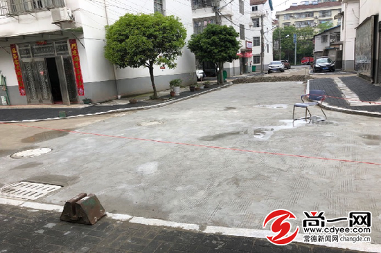 小区居民反映扬尘、积水的路段已经重新得到修整。 记者 曾兰 实习生 王楚璇 摄