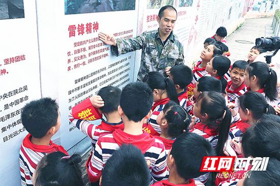 讲解员向学生们声情并茂地介绍雷锋的生平事迹、故事。
