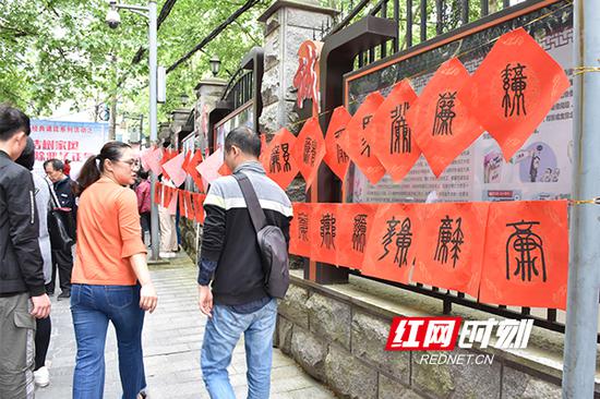 熙熙攘攘的雨花巷里传来一股“清风”。