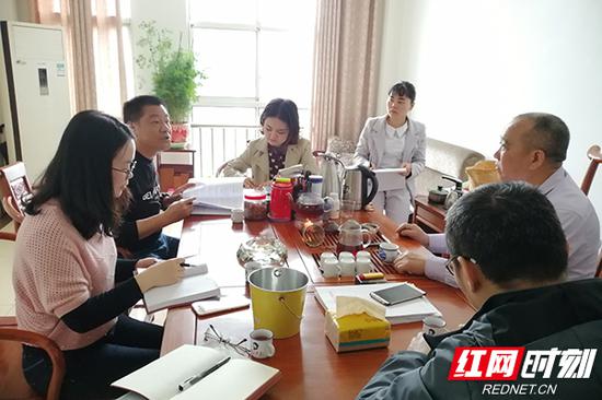 李云开检察长走访株洲市新远大塑料制品有限公司。