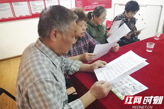 居民学习扫黑除恶专项斗争相关知识。