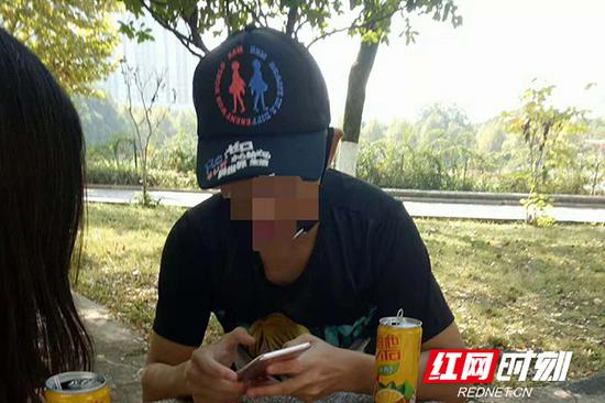 初次见到亚流丸,他穿着黑色的T恤、牛仔裤。