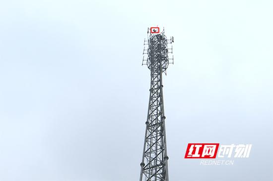 这批摄像头安装在40多米高的铁塔上,因此监控范围也更为开阔,可以监控2.5公里半径范围内的集烟点。